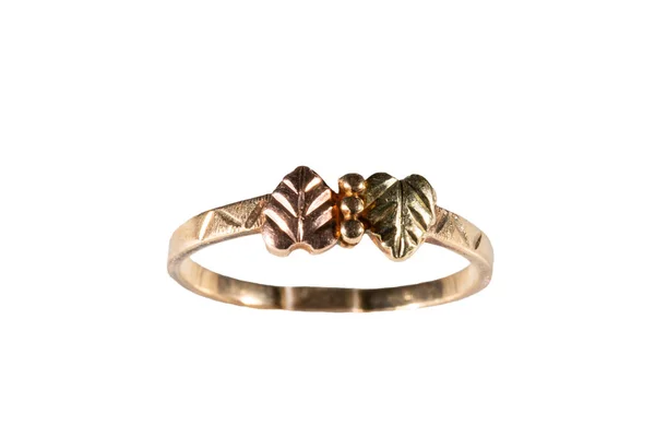 Een Gouden Ring Met Twee Kleine Blaadjes Gemaakt Van Geel — Stockfoto