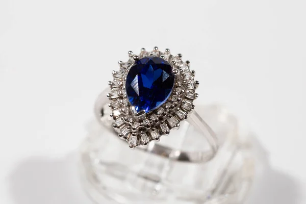 Gyémánt Gyűrű Gyémánt Gyűrű Zafír Elszigetelt Fehér Háttérrel Gyűrű Gyémántokkal — Stock Fotó