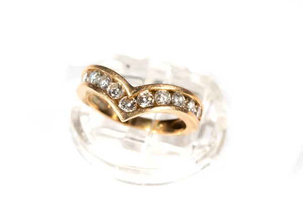 Goldring Mit Diamanten Das Weibliche Accessoire Ist Isoliert Auf Weißem — Stockfoto