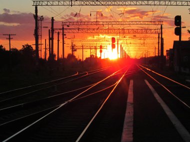 Demiryolu gökyüzünde gün batımı