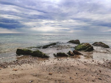 Karadeniz 'de manzara günbatımı. Ön planda resif taşı.