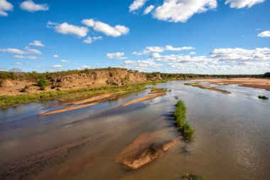 Güney Afrika 'daki Kruger Ulusal Parkı' ndaki köprüden görülen Letaba Nehri 'ne bakın.