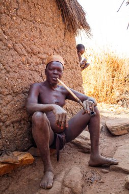 Taneka Beri, Benin - 5 Ocak 2012: Bu adam Kuzey Benin 'deki Taneka kabilesinin bir papazı. Bakanlar sadece deri bebek bezi ve küçük bir şapka giyiyorlar..