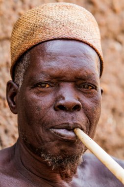 Taneka Beri, Benin - 5 Ocak 2012: Bu adam Kuzey Benin 'deki Taneka kabilesinin bir papazı. Bakanlar sadece deri bebek bezi ve küçük bir şapka giyiyorlar..