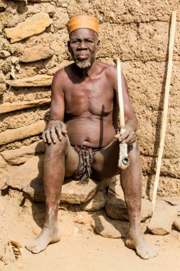 Taneka Beri, Benin - 5 Ocak 2012: Bu adam Kuzey Benin 'deki Taneka kabilesinin bir papazı. Bakanlar sadece deri bebek bezi ve küçük bir şapka giyiyorlar..