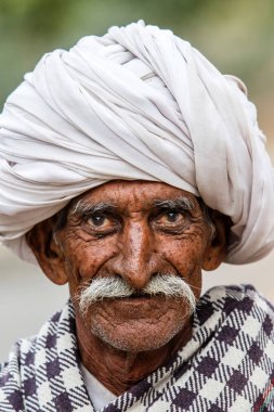 Pushkar, Rajasthan, Hindistan - 28 Şubat 2015: Geleneksel türbanlı yaşlı adam kutsal şehrin sokaklarında