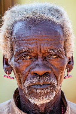 Dimeka, Omo Nehri Vadisi, Etiyopya - 23 Aralık 2010: Eski Banna adamı piyasada. Banna ilkel bir kabiledir ve birçok madalyaları vardır..