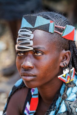 Dimeka, Omo River Vadisi, Etiyopya - 23 Aralık 2010: Genç Banna bayanı piyasada. Banna ilkel bir kabiledir ve birçok madalyaları vardır..