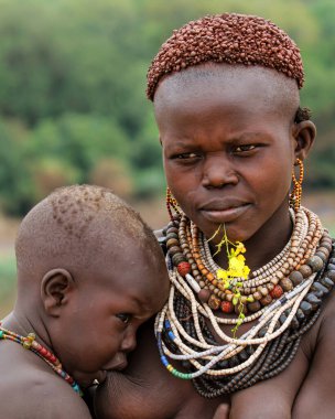 Omo Vadisi, Etiyopya, 26 Aralık 2010: Köyünde poz veren Karo kadını. Karo, Omo Vadisi 'nde yaşayan bir etnik gruptur. Bu ilkel kabilenin kolyeleri ve diğer mücevherleri çok özeldir..