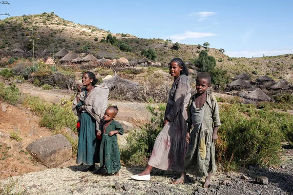 Sekota Etiopía Diciembre 2010 Familia Pequeño Pueblo Entre Sekato Als —  Fotos de Stock