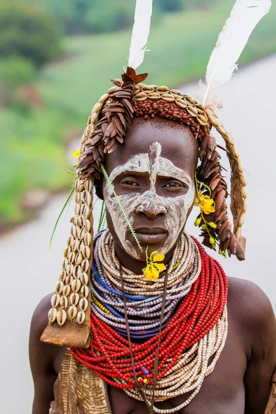 Omo Valley Etiopien December 2010 Karo Kvinna Poserar Sin Karon — Stockfoto
