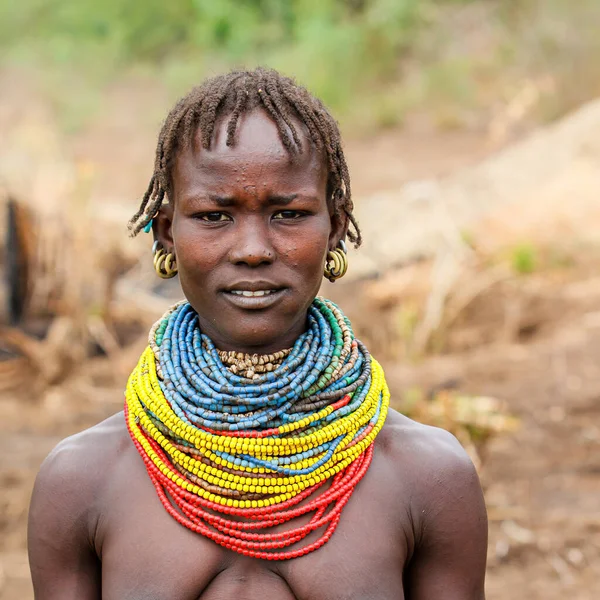 Omo Valley Etiópia Dezembro 2010 Mulher Nyangatom Posando Sua Aldeia — Fotografia de Stock