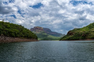 Blyde Nehri 'nde tekne gezisi. Blyde Nehri Kanyonu ve Üç Rondavel 'in alçak açılı görüntüsü. İkisi de Güney Afrika' daki ünlü Panorama Rotası 'nın bir parçası..