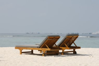 Sandalye tropik sahilde, Maldivler