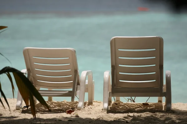 Sedie sulla spiaggia tropicale, Maldive — Foto Stock