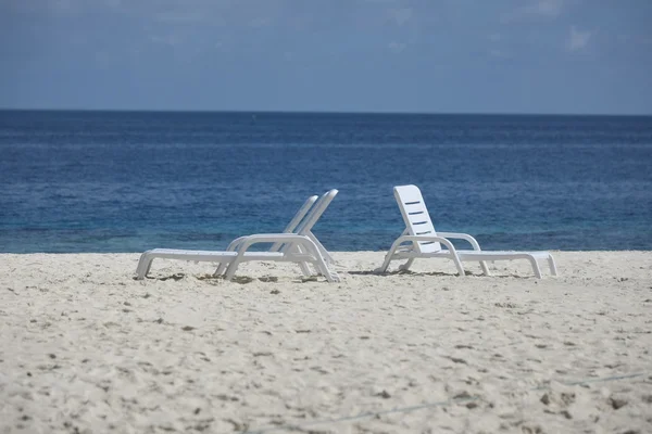 Stolar på tropical beach, Maldiverna — Stockfoto