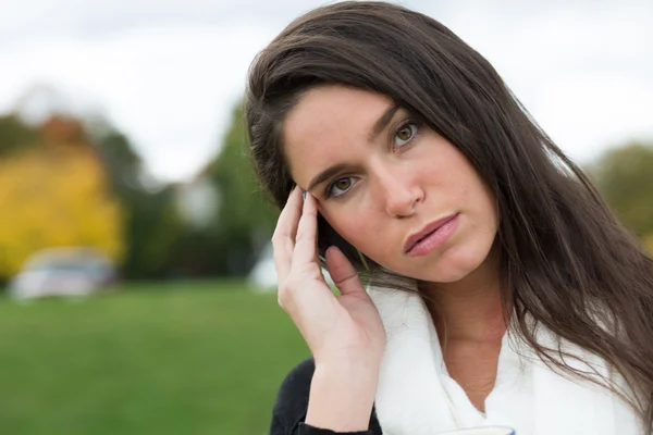 Bezorgd jonge vrouw — Stockfoto