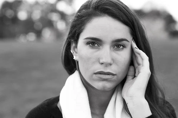 Jeune femme en noir et blanc — Photo