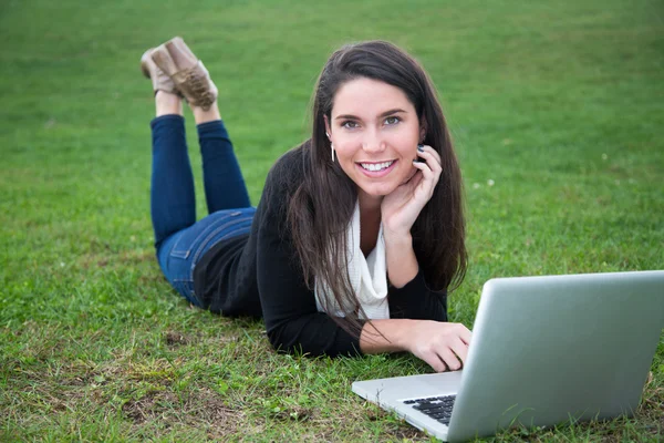 Jeune femme avec ordinateur Photos De Stock Libres De Droits