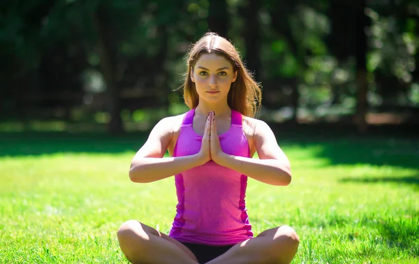 Genç kadın meditasyon yapıyor.