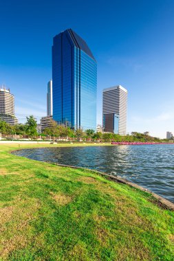 Uzun boylu binanın arkasına Benjakiti Park Bangkok, Tayland