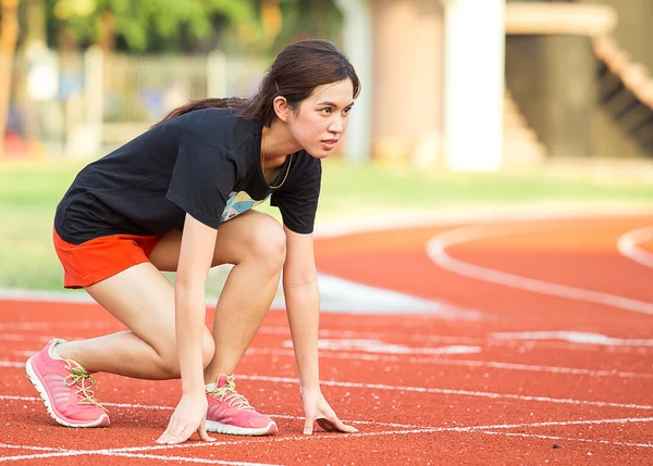 Asiática mujer está corriendo en pista — Foto de Stock