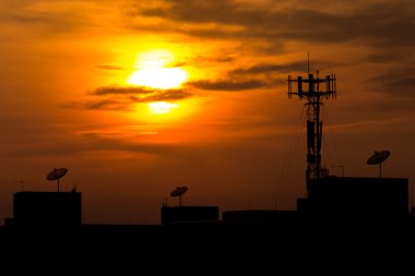 Gün batımı zamanlı uydu anteni
