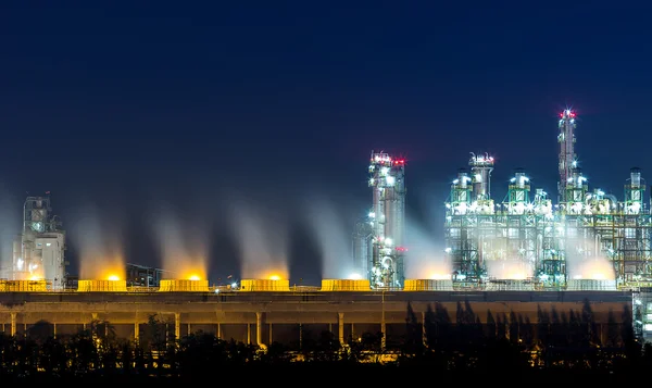 Alacakaranlık saat Petrokimya tesisleri ve petrol rafinerisinde — Stok fotoğraf