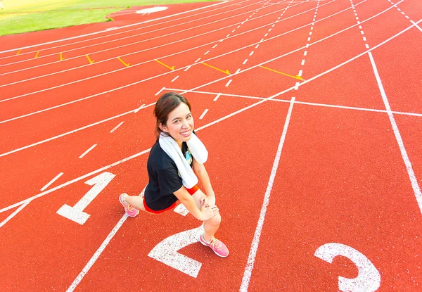 Asiática mujer está corriendo en pista — Foto de Stock