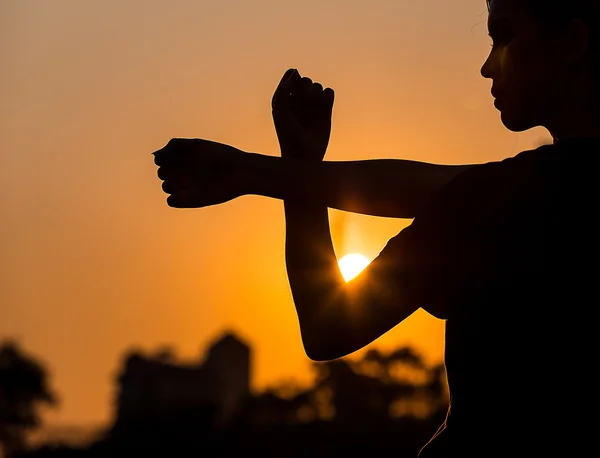 Asiatin läuft in Laufbahn — Stockfoto