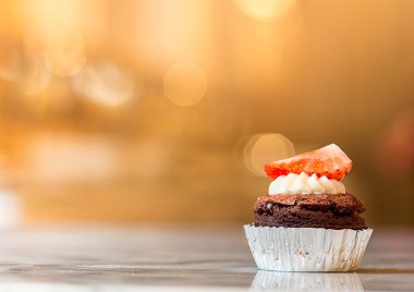 çilekli kek ile mini yazı tahtası