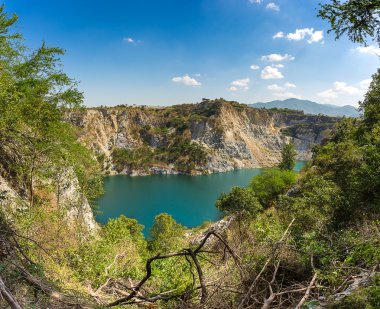 açık gökyüzü ile büyük taş ocağı