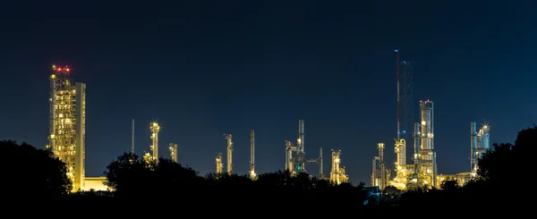 Нефтехимический завод и нефтеперерабатывающий завод в сумерки — стоковое фото