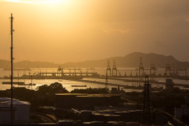 gün batımı nakliye liman içinde büyük vinç