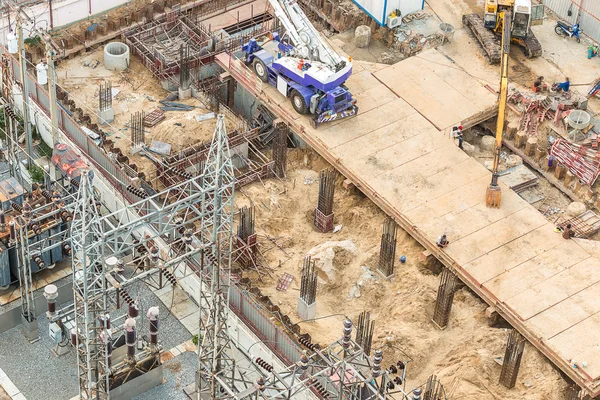 Baustelle mit Kran und Stahlkonstruktion — Stockfoto