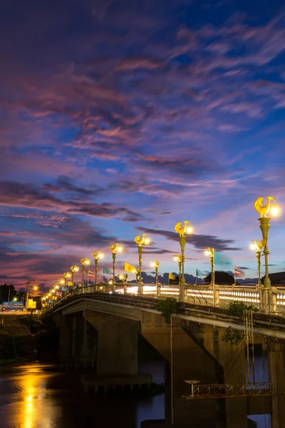 Bellissimo palo luminoso sul ponte in Thailandia con ora del tramonto — Foto Stock