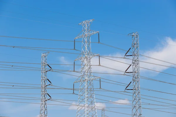 açık gökyüzü yüksek gerilim kule