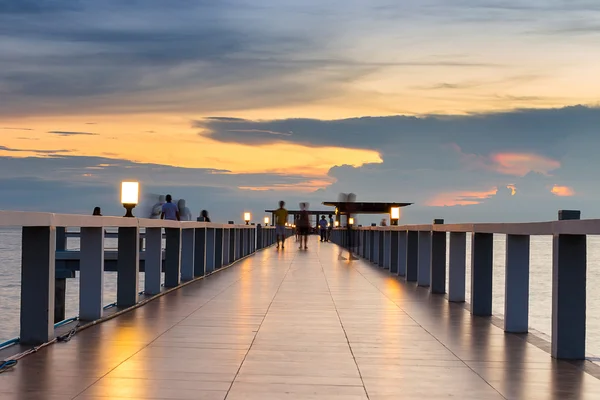 Ponte longa bonita sobre o mar — Fotografia de Stock