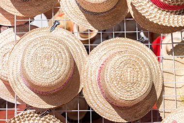 şapka örgü rafta asmak oldu