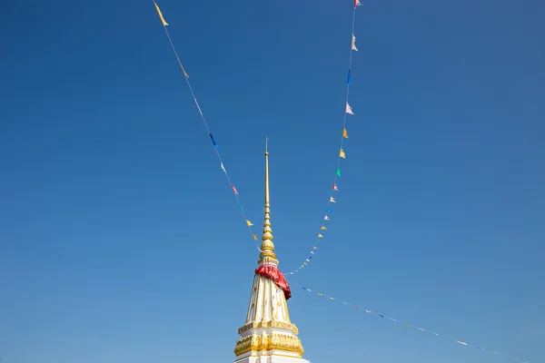 Ступа белого Будды с флагами — стоковое фото
