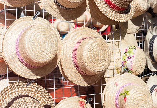 şapka örgü rafta asmak oldu