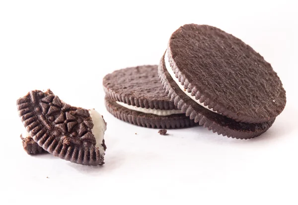 süt içinde krem ile çikolatalı kurabiye