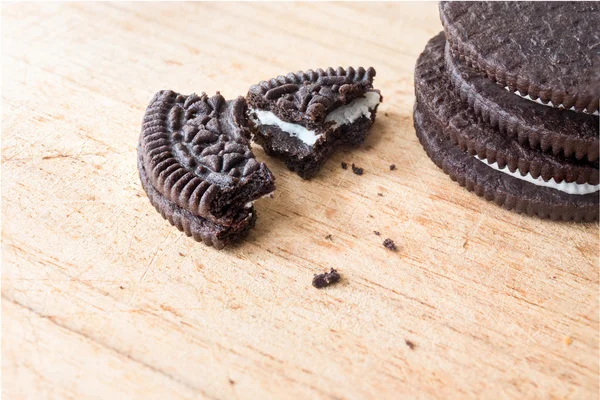 süt içinde krem ile çikolatalı kurabiye