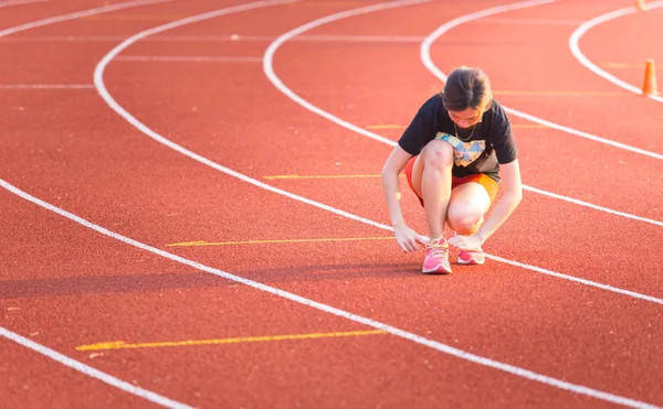 Aziatische vrouw wordt uitgevoerd in de atletiekbaan — Stockfoto