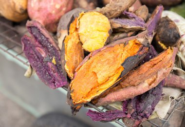 sarı ve turuncu patates ocakta