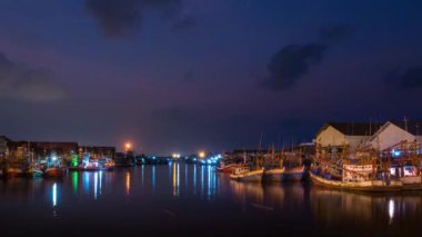 Balıkçı teknesinin sabah iskelede süratle ilerlemesi doğanın doğuşuyla balıkçıların deniz taşımacılığı sanayiinde çalışmaları ile birlikte.