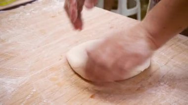 Ev yapımı Japon pizzası fırında pişirmeden önce mutfakta taze un var.