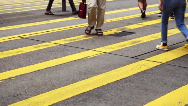 Menschen gehen über Zebrastreifen im Zentrum des Einkaufsviertels und der Innenstadt in Hongkong zum Einkaufen, Reisen mit der Familie oder Geschäftsreise — Stockvideo