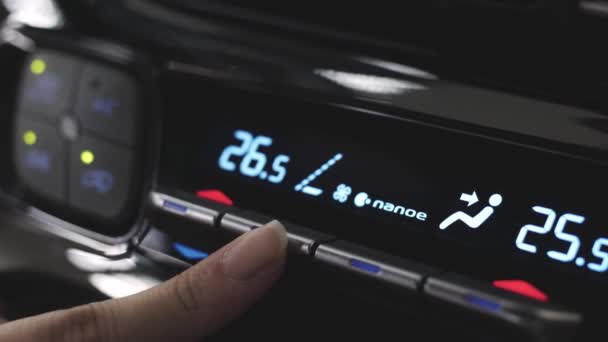 Closeup γυναίκα ρυθμίστε τη ροή του αέρα μέχρι την ταχύτητα στην κονσόλα πίνακα κουμπί του κλιματισμού στο νέο σύγχρονο αυτοκίνητο για την αύξηση της θερμοκρασίας και της ροής του αέρα — Αρχείο Βίντεο