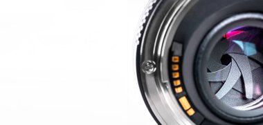 DSR, aynasız kamera merceğinin izole arkaplan üzerindeki odak noktasını kes ve profesyonel stüdyoda fotoğraf, film ya da deklanşör film teknolojisi konsepti için alanı kopyala